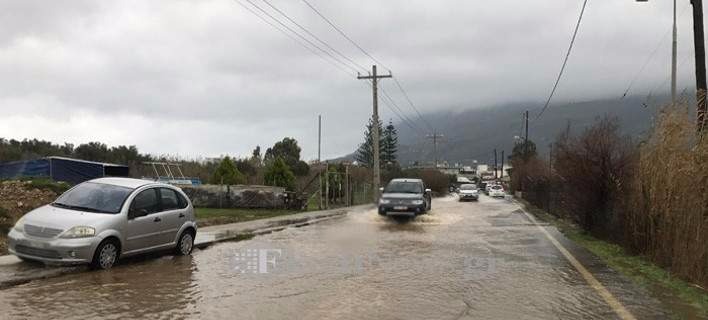 Οδηγοί εγκλωβίστηκαν σε ΙΧ, σπίτια πλημμύρισαν- Συναγερμός στις Αρχές στην Κρήτη (pics+vids)