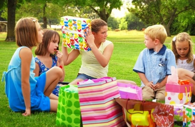 Πώς επηρεάζουν τη συμπεριφορά των παιδιών τα πολλά δώρα;