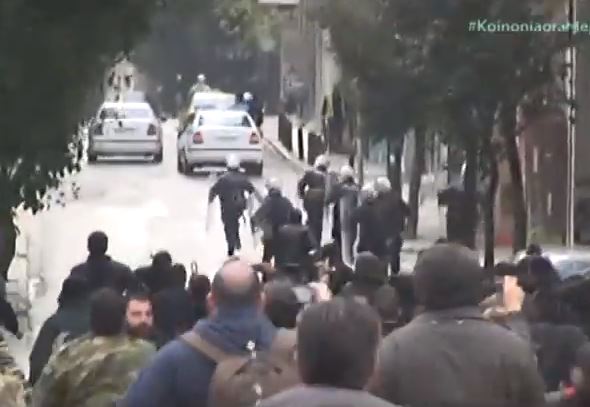 Οι αγρότες της Κρήτης πήραν στο κυνήγι τους αστυνομικούς έξω από το Υπουργείο (pics+vid) 