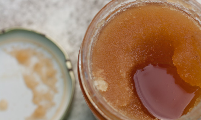 Μέλι που έχει “ζαχαρώσει”: Το κόλπο για να το ξανακάνετε λείο [pics, vid]