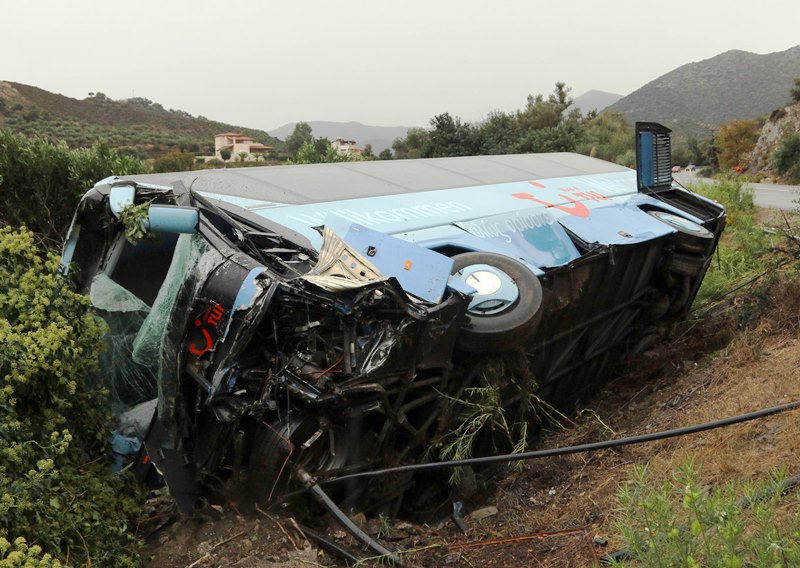 Η κακοκαιρία έφερε θανατηφόρο τροχαίο στο Φόδελε! - Αυτοκίνητο συγκρούστηκε με λεωφορείο (pics)