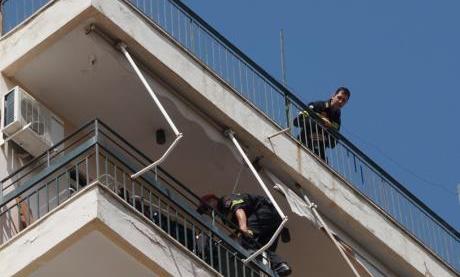 Απειλούσε ότι θα πέσει από το μπαλκόνι- Τον έσωσε ο διαπραγματευτής της ΕΛ.ΑΣ  
