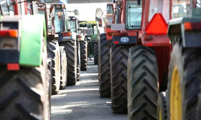 Zεσταίνουν τις μηχανές οι αγρότες στην Κρήτη - Αύριο η παγκρήτια σύσκεψη 