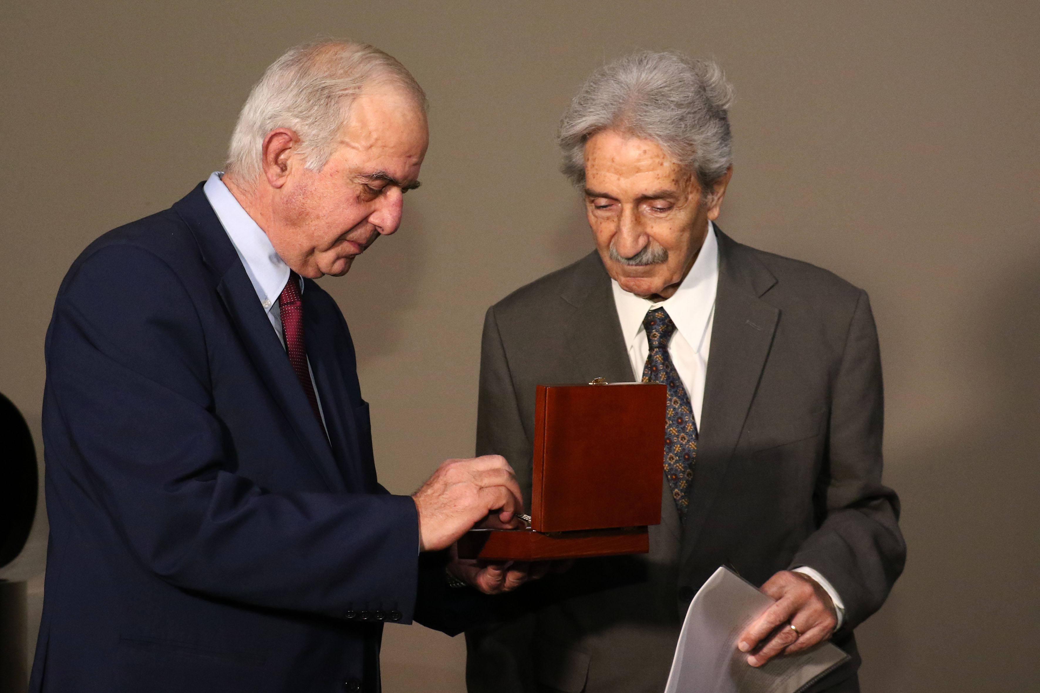 Βραβεύθηκε ο Γρηγόρης Σηφάκης- Τιμήθηκε με το «Βραβείο Ηθικής Τάξεως» του Δημου Ηρακλειου (pics) 