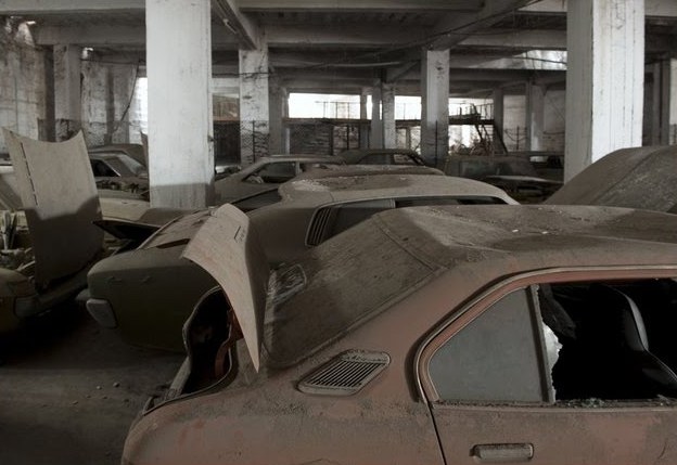 Ο χρόνος σταμάτησε πριν 41 χρόνια – Καινούρια αυτοκίνητα που τα σκεπάζει η σκόνη (pics)