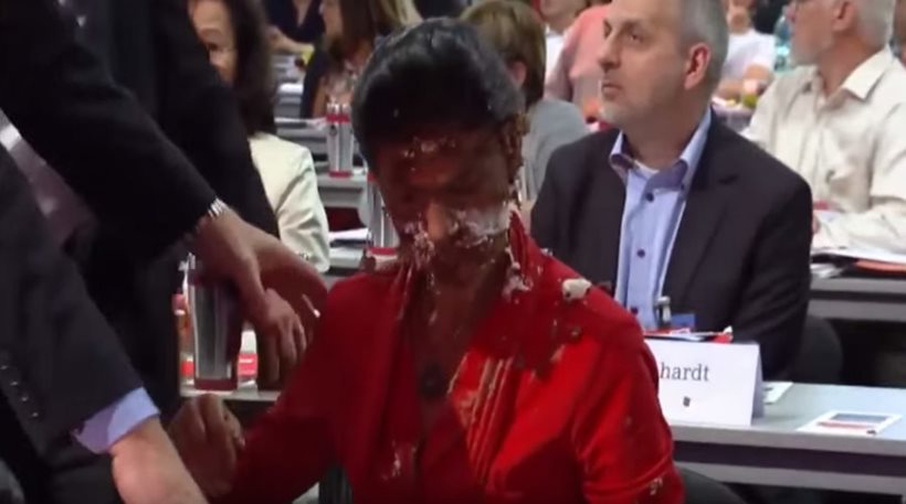 Ακτιβιστής εκτόξευσε τούρτα στην «κόκκινη» Σάρα της γερμανικής Αριστεράς (vid)