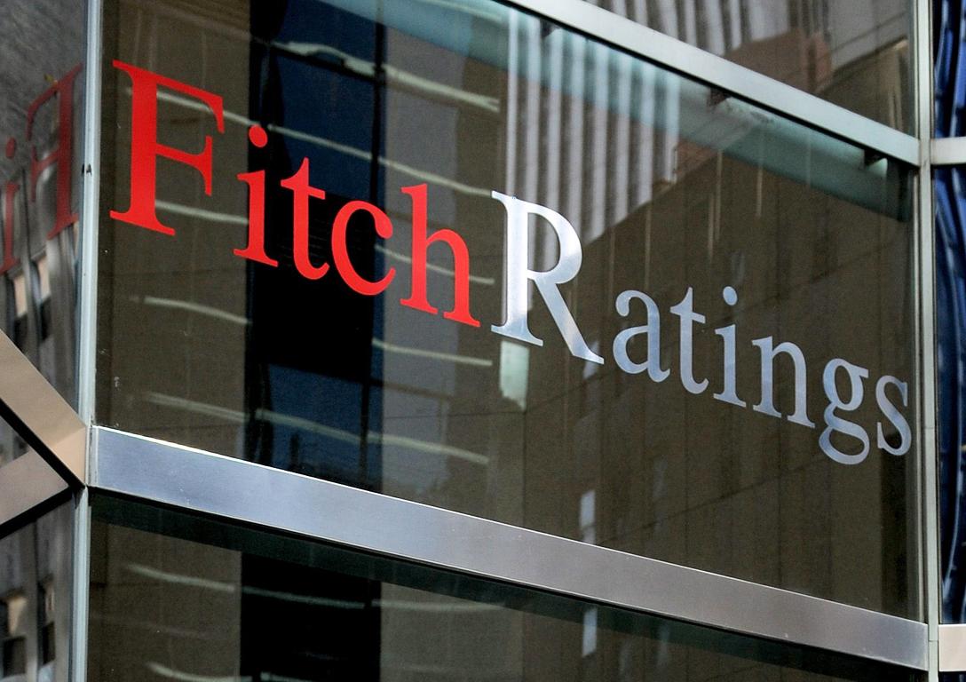 Ο οίκος αξιολόγησης Fitch υποβάθμισε την ελληνική οικονομία κατά τρεις βαθμίδες