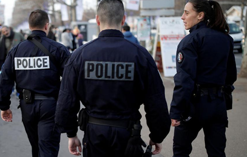 Παρίσι: Όχημα συγκρούστηκε με βαν της αστυνομίας - Για εσκεμμένη πράξη κάνουν λόγο οι αρχές 