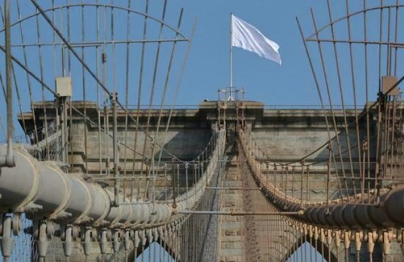 Άγνωστοι κατέβασαν την αμερικανική σημαία από τη γέφυρα του Μπρούκλιν!
