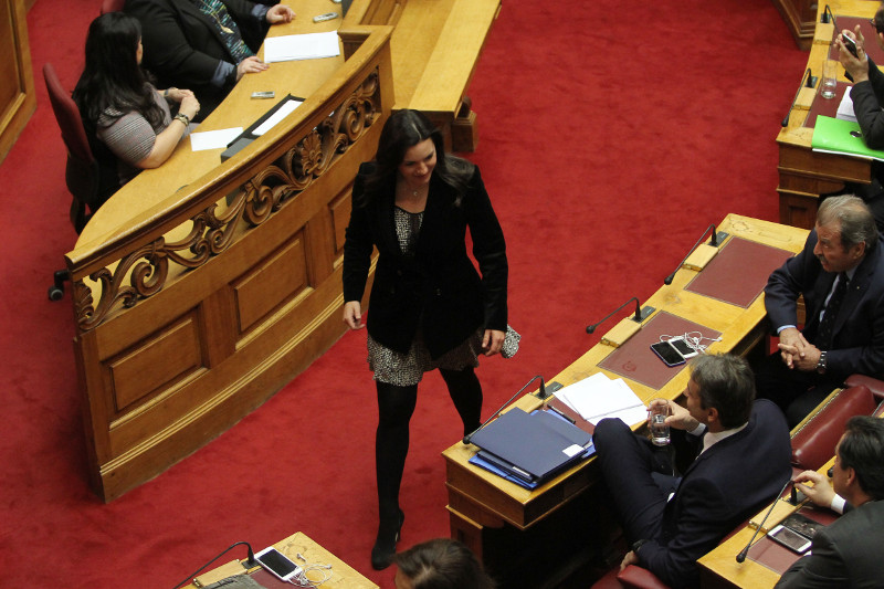 Με αέρινο μίνι φόρεμα στη Βουλή χθες η Ολγα Κεφαλογιάννη (pic)