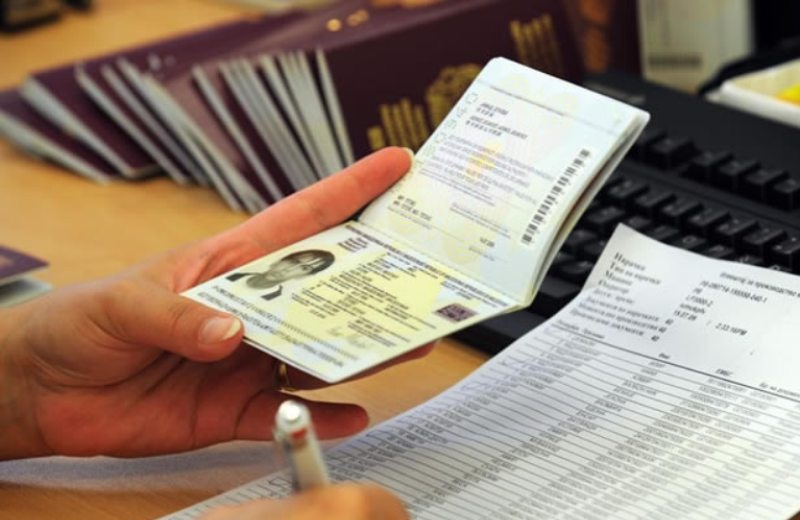 Νέες συλλήψεις για πλαστογραφία πιστοποιητικών στο αεροδρόμιο Ηρακλείου