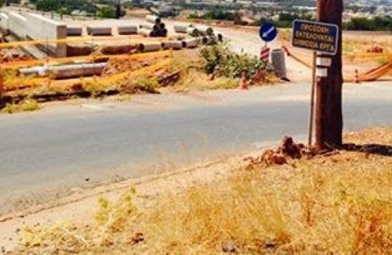 Ένας στύλος εμποδίζει τη διάνοιξη του δρόμου στα Μάλια! (pic)