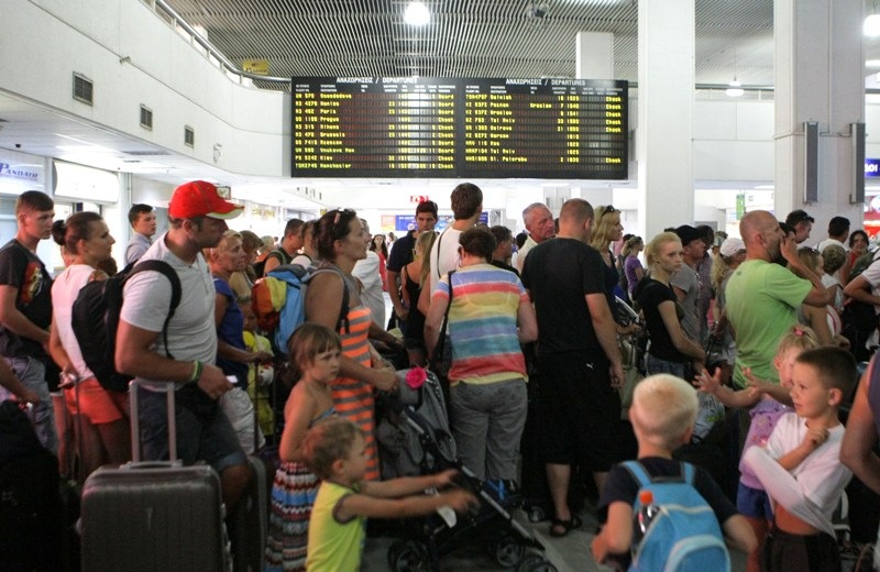 Χιλιάδες τουρίστες καταφθάνουν στην Κρήτη, κάνοντας το αεροδρόμιο να χτυπάει" κόκκινο!