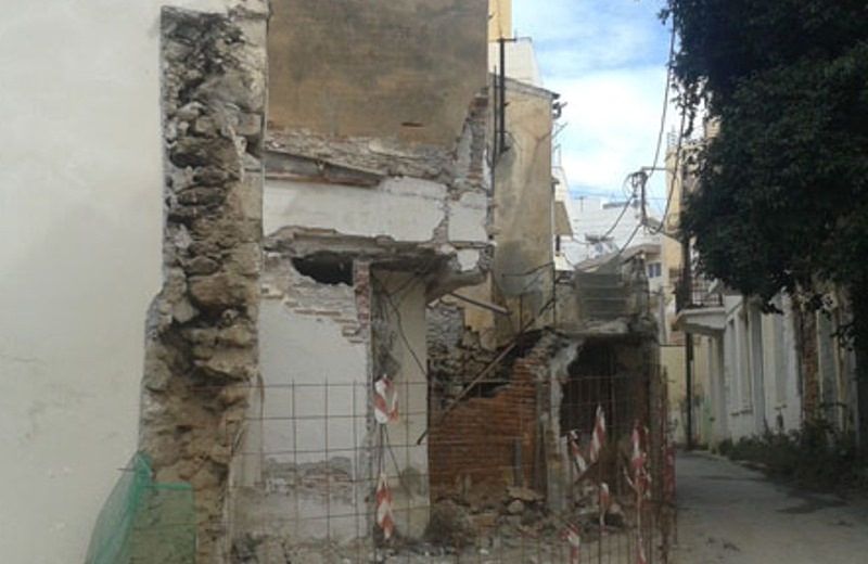Κατέρρευσε...νύχτα και άλλο ετοιμόρροπο στο Ηρακλειο- Ξεσηκώθηκε η γειτονιά που νόμιζε ότι γινόταν σεισμός!