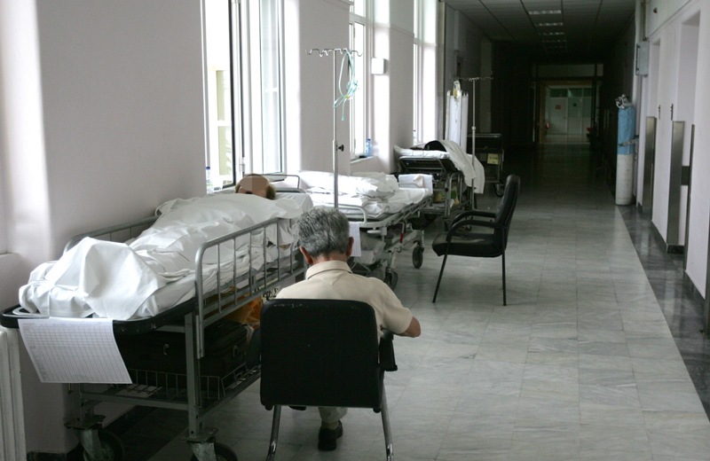 Άφησαν ασθενή με κομμένο πόδι στο διάδρομο του ΠΑΓΝΗ- Τραγικές εικόνες (pic)