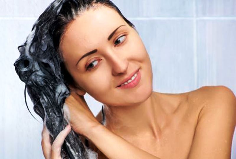 Προστατέψτε τα μαλλιά σας από την καλοκαιρινή ξηρασία... με έναν απλό τρόπο