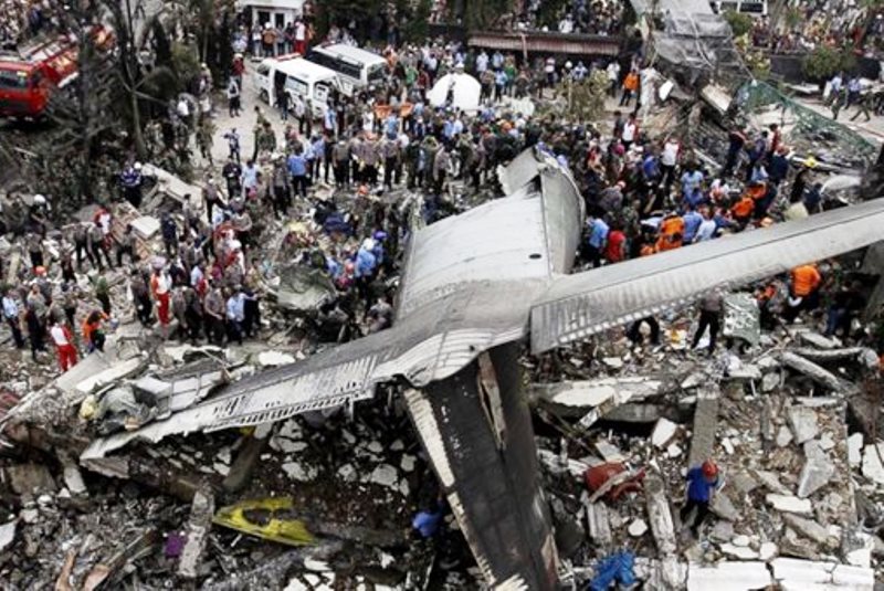 Δεκάδες νεκροί από πτώση αεροπλάνου στην Ινδονησία!