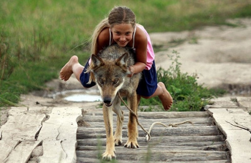 Μια χαρισματική 10χρονη που... χορεύει με τους λύκους (pic)