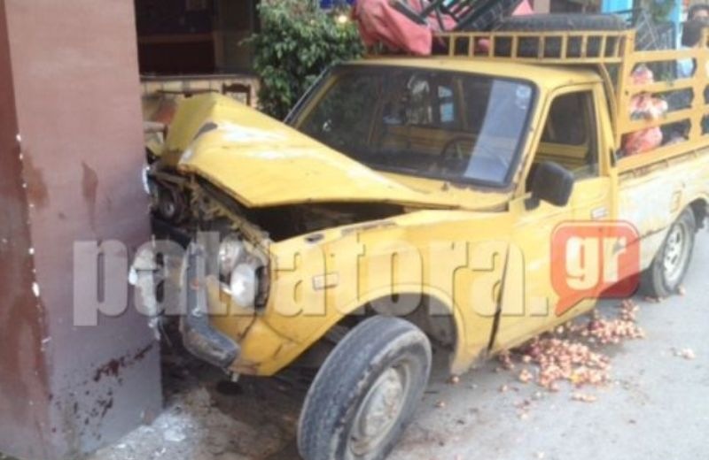 Αγροτικό «εισέβαλε» σε καφενείο της Πάτρας - Τραυματίστηκε ο οδηγός του οχήματος