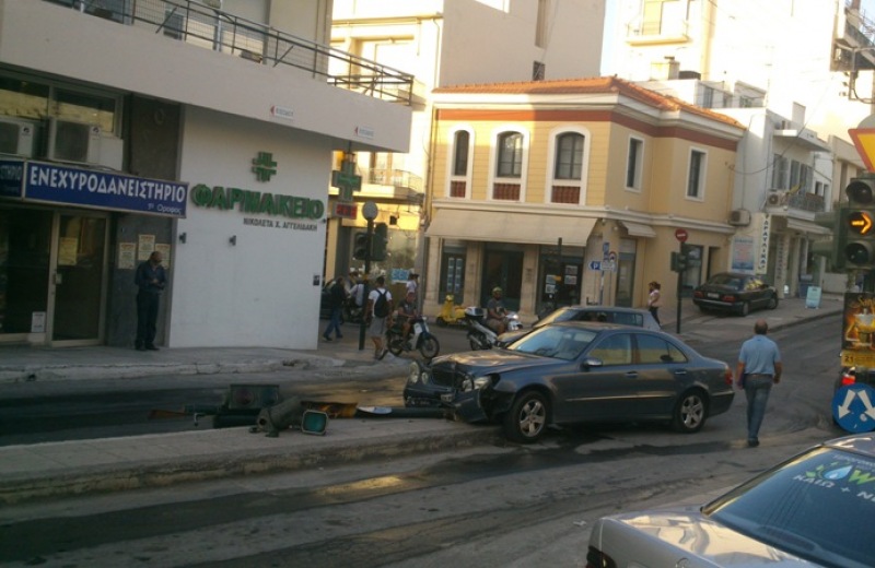 "Έφυγε" από το δρόμο και "καρφώθηκε" σε κολώνα στο κέντρο του Ηρακλείου (pics)