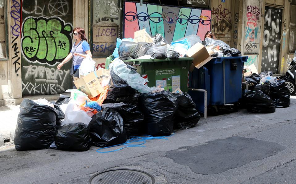 Ομηρος των σκουπιδιών η Ελλάδα