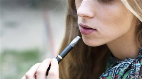 Το ηλεκτρονικό τσιγάρο ίσως οδηγεί τους εφήβους να γίνουν καπνιστές 
