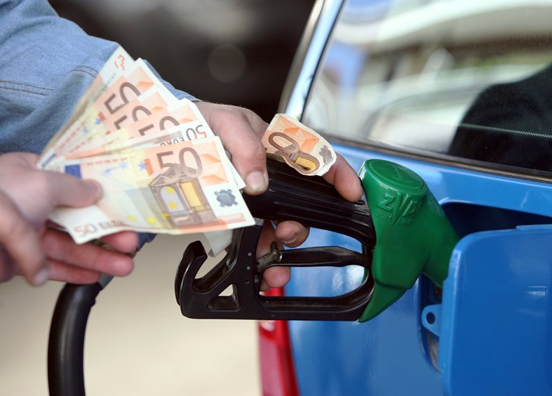 Με δελτίο η προμήθεια καυσίμων για τους καταναλωτές σε περίπτωση εξόδου από το ευρώ