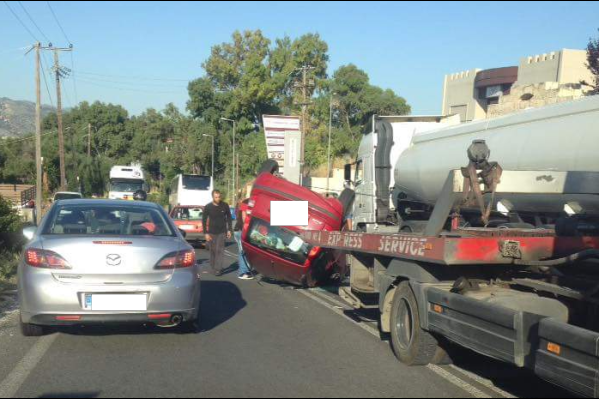 Νέο σοβαρό τροχαίο: Σύγκρουση βυτιοφόρου με αυτοκίνητο στα Χανιά (pics+vid) 