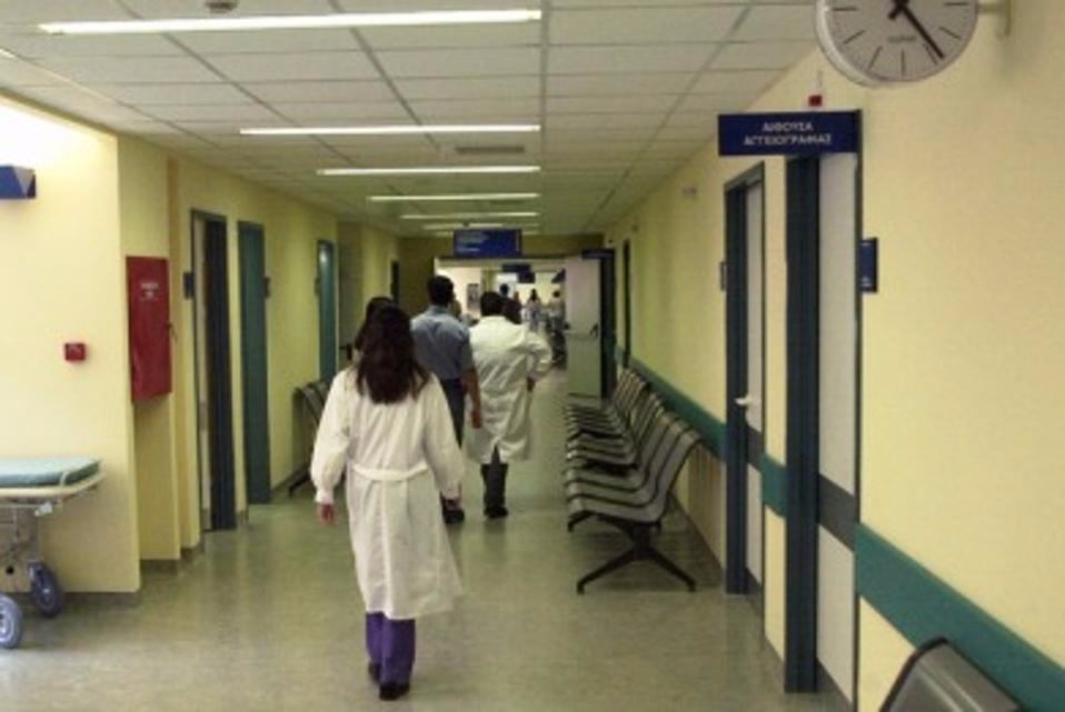 Ελλείψεις στα δημόσια νοσοκομεία και αναβολή προγραμματισμένων θεραπειών καταγγέλλει ο ΙΣΑ