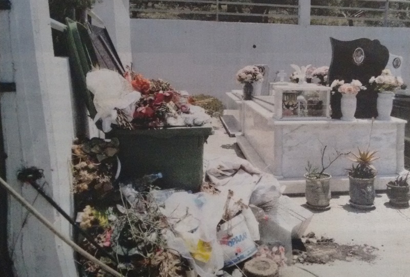 Σωρός τα σκουπίδια δίπλα στους τάφους, στο Κοιμητήριο Καπαριανών