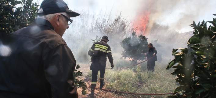 Ολονύχτια μάχη με τις φλόγες στην Κρήτη- Σε χώρο με αποθηκευμένο τριφύλλι 
