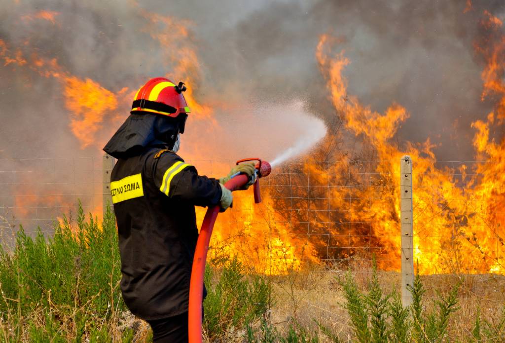Συναγερμός στην Πυροσβεστική για πυρκαγιά στη Γαρίπα