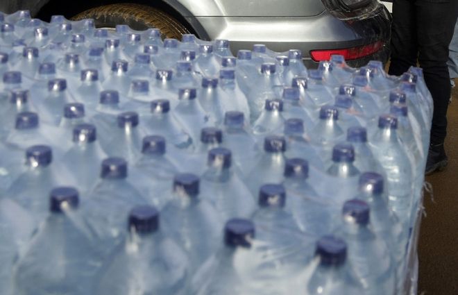 Το 90% των μπουκαλιών εμφιαλωμένου νερού περιέχουν κομμάτια πλαστικού
