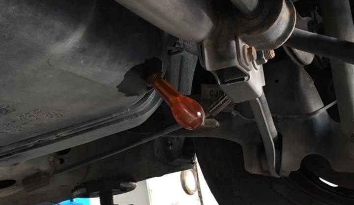 Τρυπούν με κατσαβίδια τα ρεζερβουάρ των αυτοκινήτων για να κλέψουν βενζίνη! (pics) 