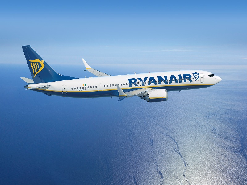 Η Ryanair «κόβει» τις πιστωτικές για τους Ελληνες και ζητάει μετρητά 