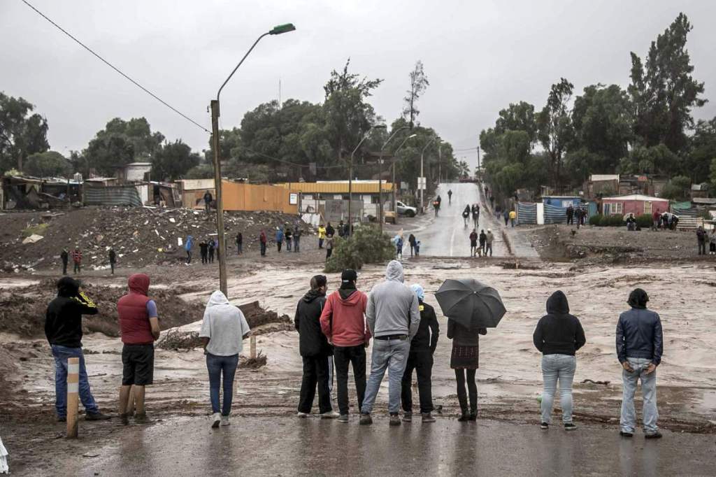 Εικόνες καταστροφής στη Χιλή:  Δέκα νεκροί, 19 αγνοούμενοι και χιλιάδες εκτοπισμένοι από τις πλημμύρες