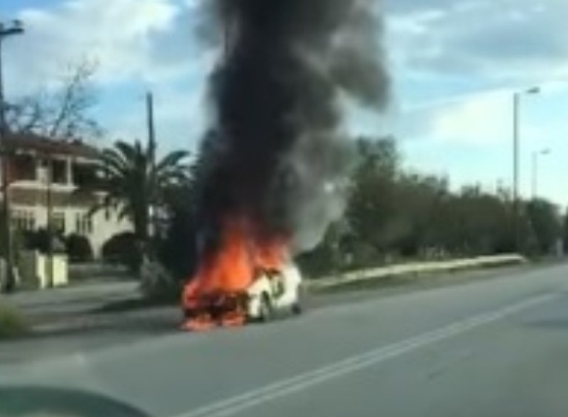 Αυτοκίνητο έπιασε φωτιά εν κινήσει (vid)