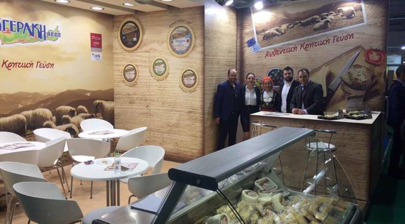 Μαντινάδες και...γραβιέρα: Κέρδισε τις εντυπωσεις η κορυφαία εταιρεία στο χώρο του τυριού στην Κρήτη (pics)