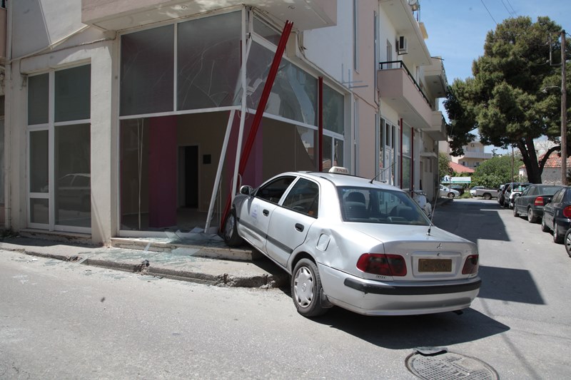Ταξί μπηκε μέσα σε ισόγειο κατάστημα στην οδό Ιερολοχιτών, στο Ηράκλειο (pics)