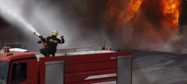 Μεγάλη πυρκαγιά σε διαμέρισμα στην Νέα Σμύρνη - Φόβοι για έναν εγκλωβισμένο