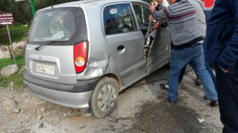 Σφοδρή σύγκρουση αυτοκινήτου με αγροτικό στη Μεσαρά- Τραυματίστηκαν δυο άτομα (pics)