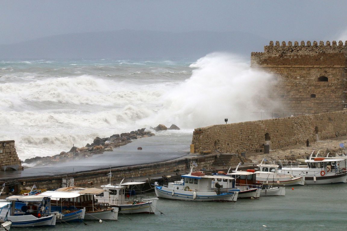 Παρά τρίχα γλιτώνει τον κυκλώνα η Κρήτη - Τι δείχνουν τα τελευταία στοιχεία