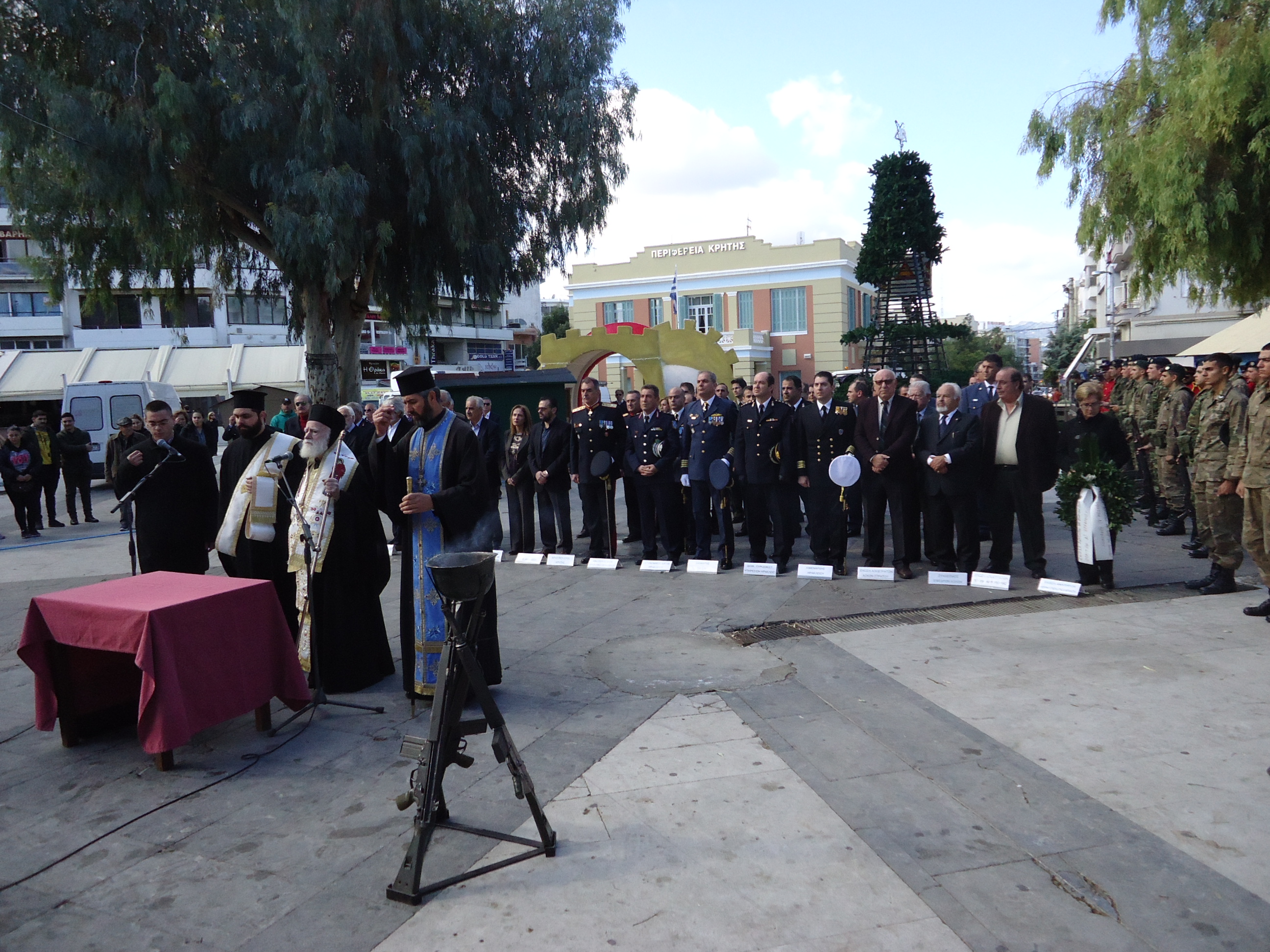 Με επιμνημόσυνη δέηση και κατάθεση στεφάνων τιμήθηκε στο Ηράκλειο η Hμέρα των Ενόπλων Δυνάμεων 