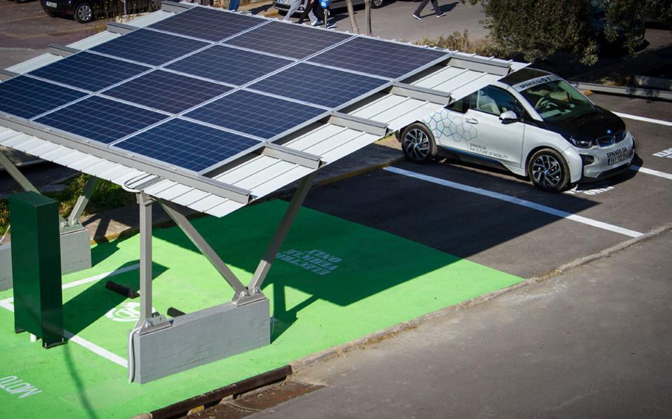 Εγκαινιάστηκε ο πρωτος ηλιακός σταθμός φόρτισης αυτοκινήτων
