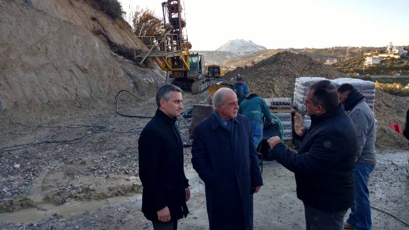 Στο έργο ενίσχυσης του πρανούς στην περιοχή Κορώνη – Μαγαρά ο Δήμαρχος Ηρακλείου (pics)