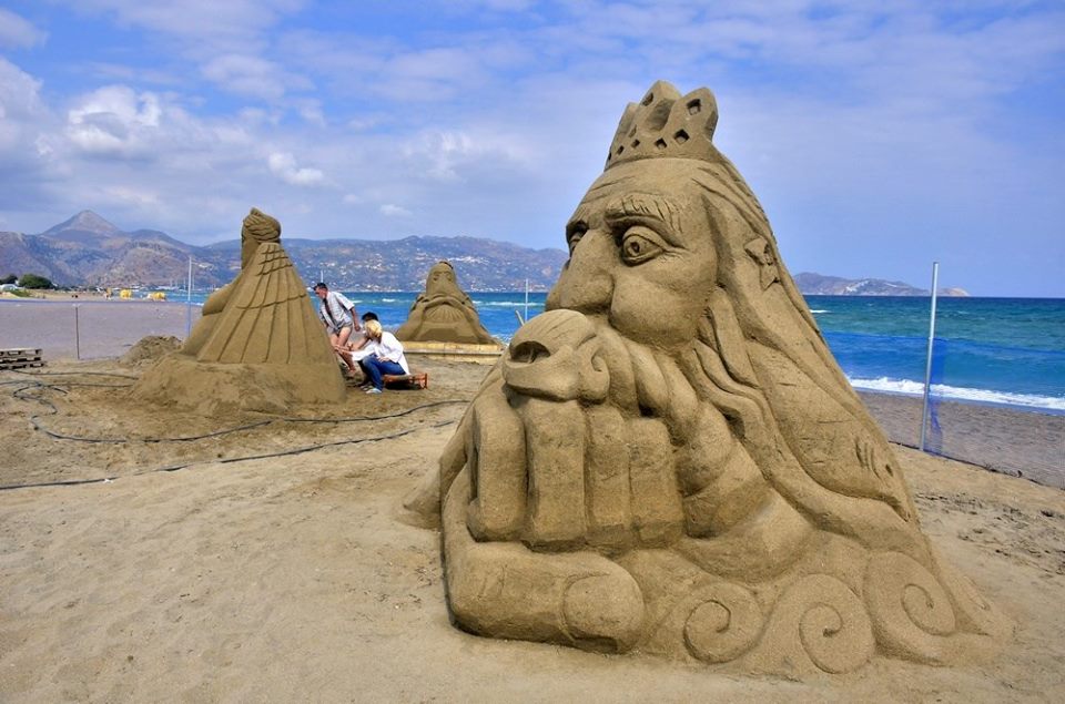 Μαγεια στην...παραλία- Ερχεται το Φεστιβάλ Γλυπτικής στην άμμο (pics+vids) 