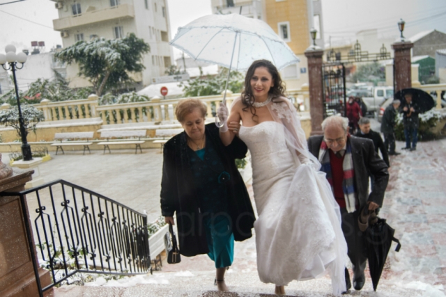 Χανιά: Η ατρόμητη νύφη του χιονιά (pics)