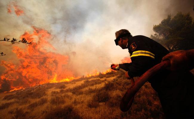 Μάχη με τις φλόγες δίνουν οι πυροσβέστες στο Ελαφονήσι!