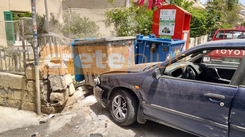 Δύο αυτοκίνητα συγκρούστηκαν και το ένα σχεδόν μπηκε μέσα στην αυλή σπιτιού στο Ηράκλειο (pics+vid)