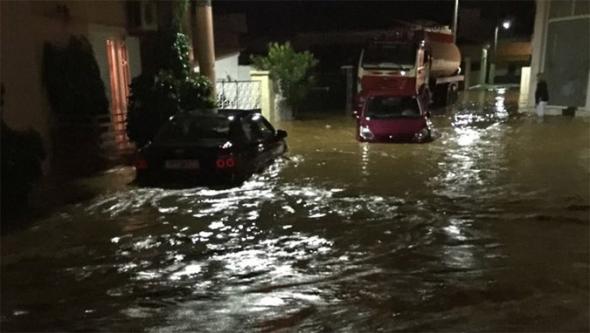 Πλημμύρισαν σπίτια στα Χανιά από την καταρρακτώδη βροχή! 